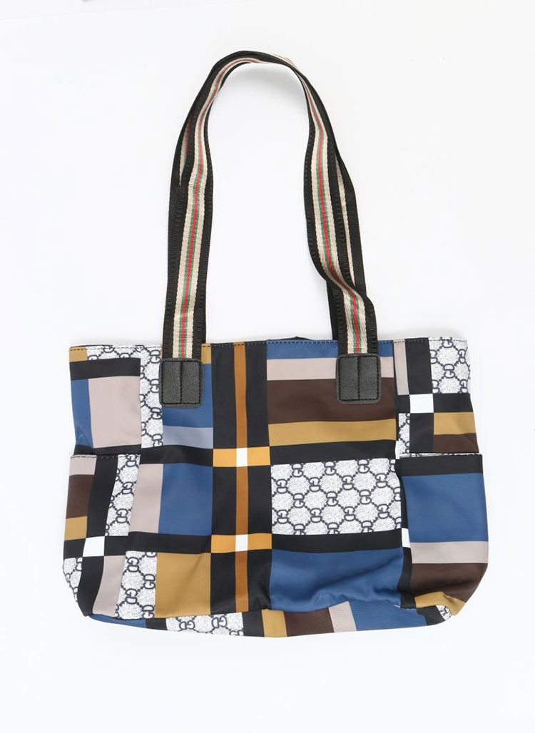 Praktičnost velikih ramenskih vrečk med potovanjem